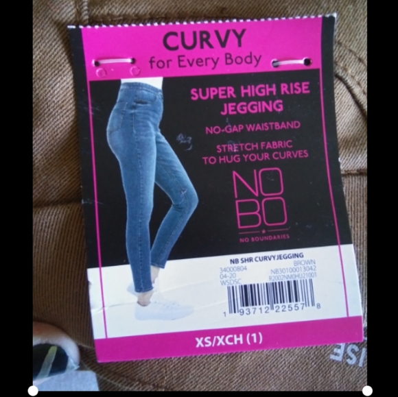 NWT No Boundaries Curvy Skinny Jeans - Picture 3 of 3